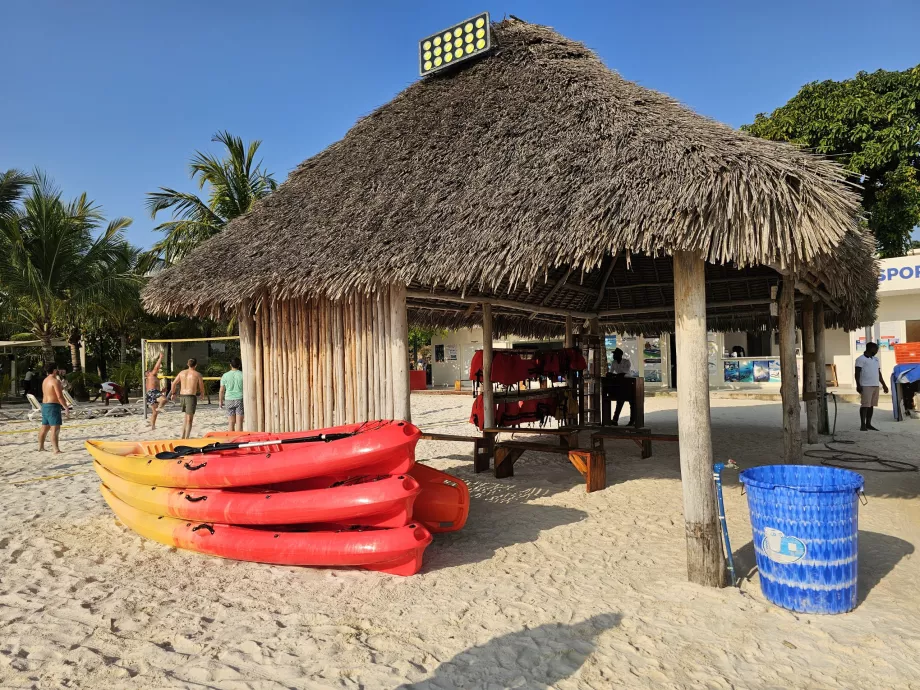 Sporty wodne na plaży Kendwa