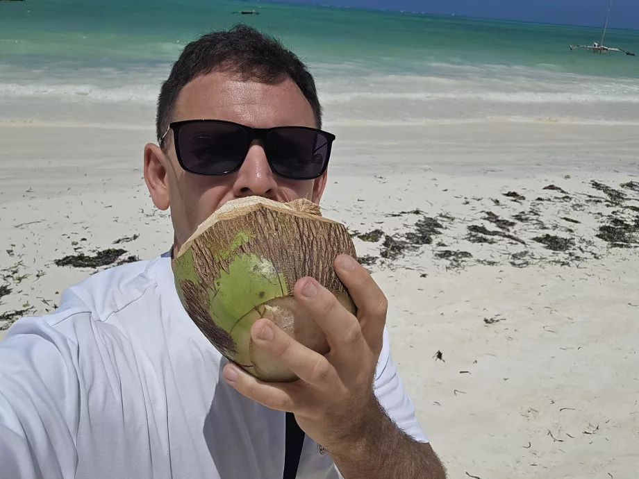 Piję kokosa na plaży w Paje