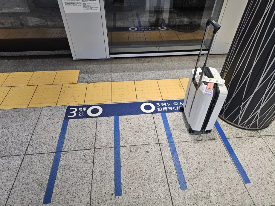 Wsiadanie do metra - znaki kolejki