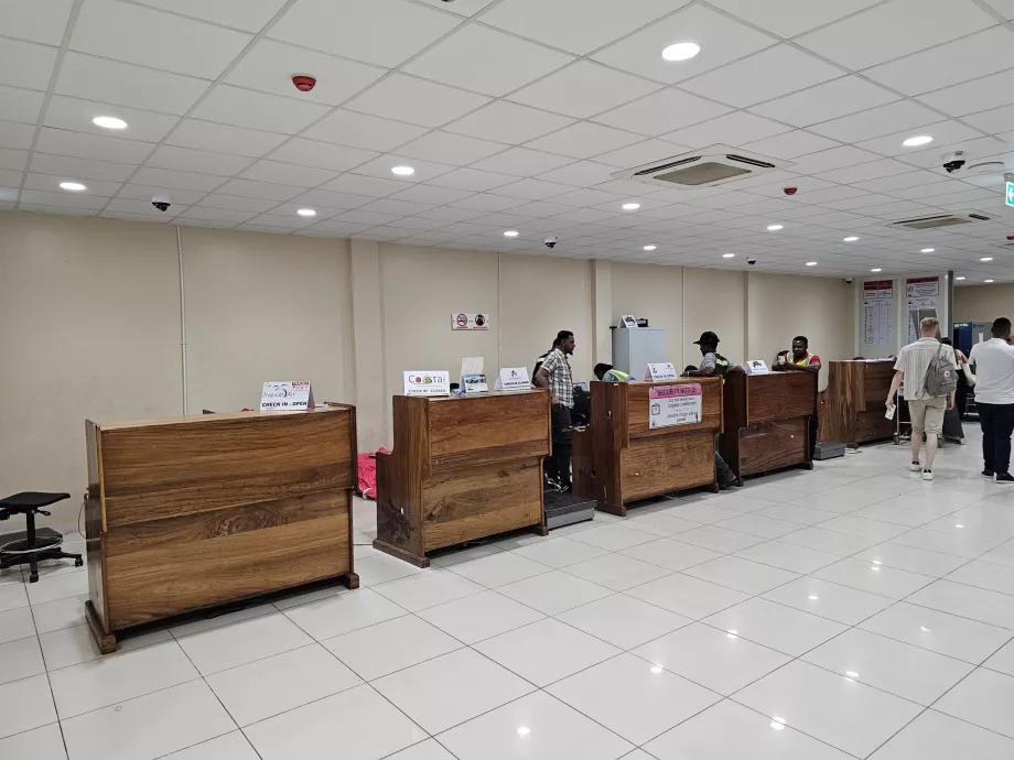 Terminal 2B, stanowiska odprawy