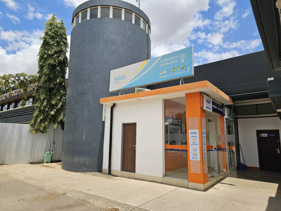 Bankomaty przed halą przylotów