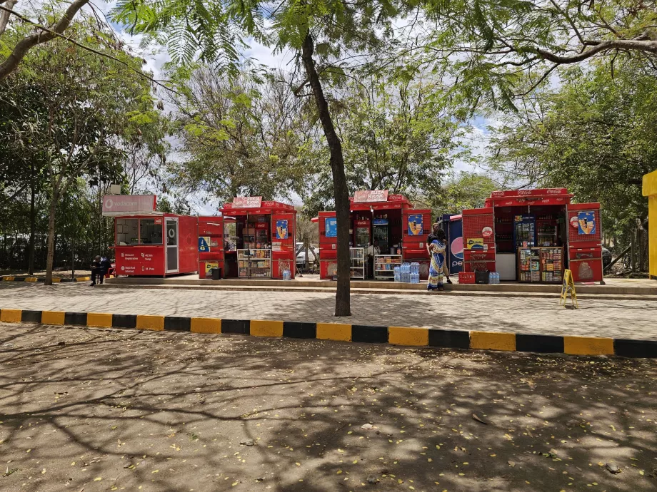 Stoiska gastronomiczne przed halą przylotów