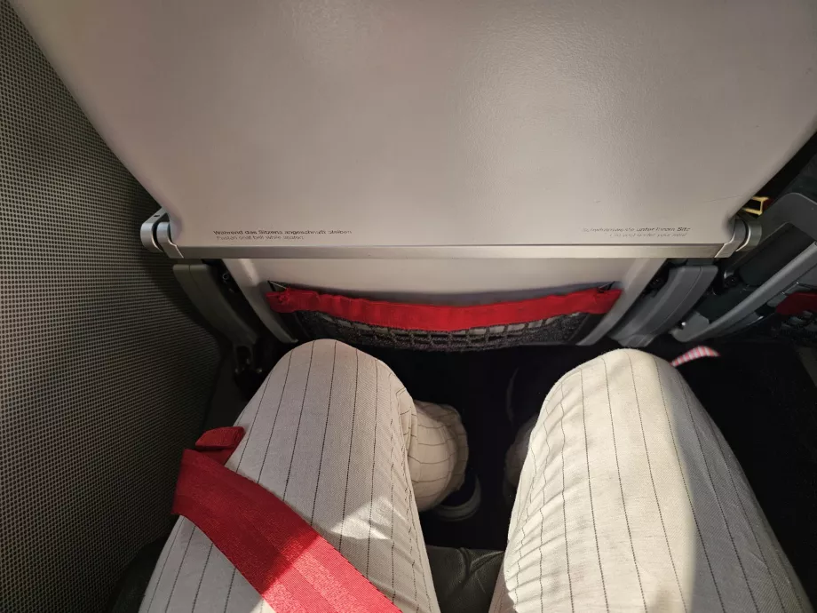 Przestrzeń na nogi w samolocie Embraer E190