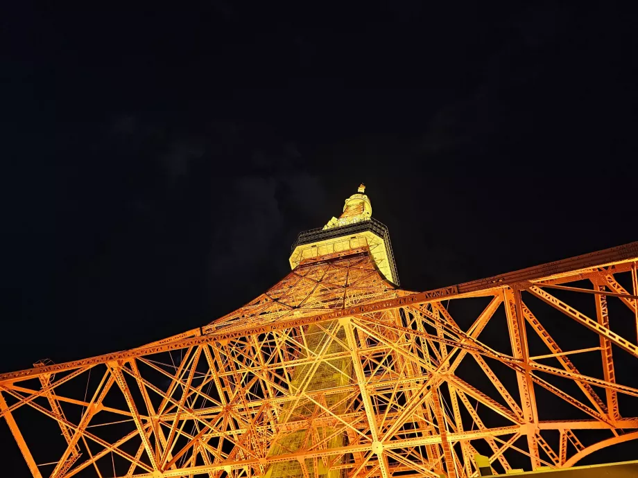 Tokyo Tower w nocy