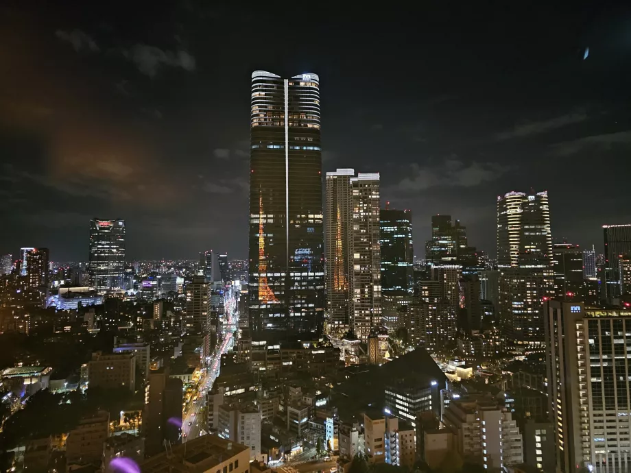 Widok z głównego tarasu widokowego w nocy