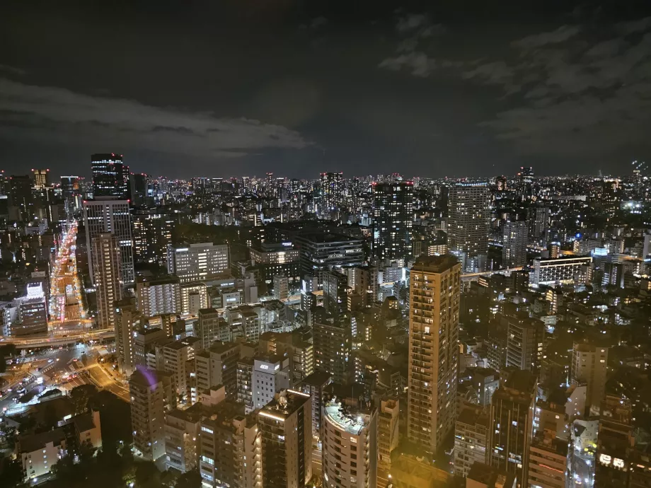 Widok z głównego tarasu widokowego w nocy