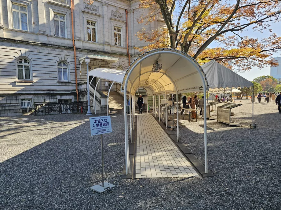 Wejście do wnętrza pałacu Akasaka