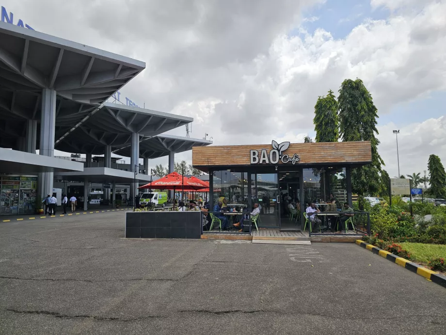 Kawiarnia przed terminalem 2