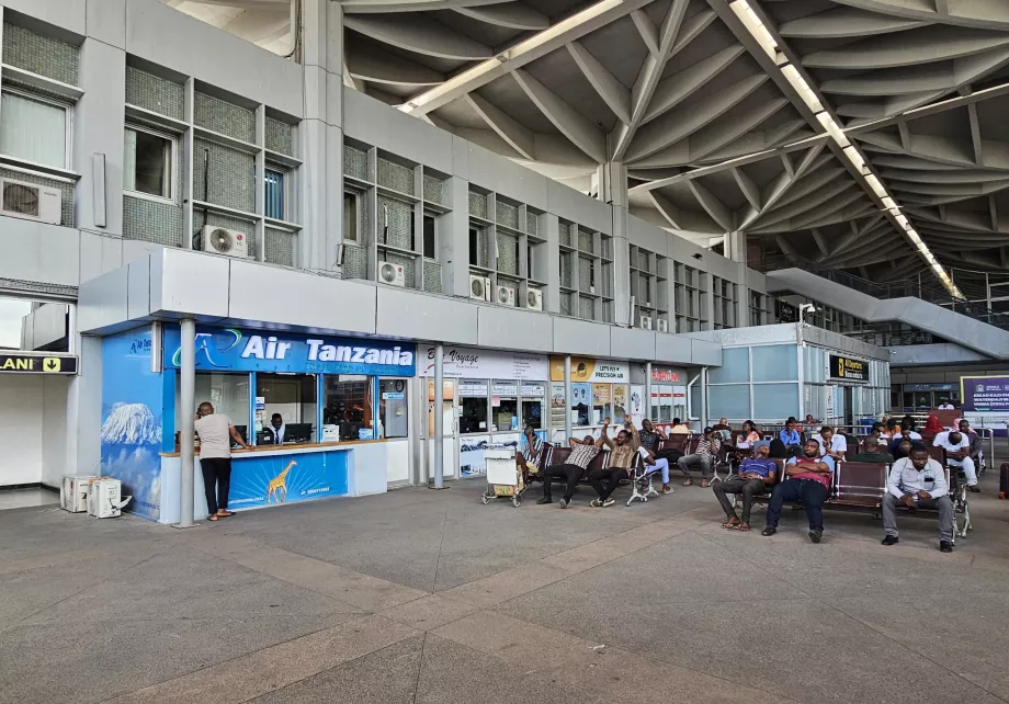 Stanowiska linii lotniczych przed halą odlotów