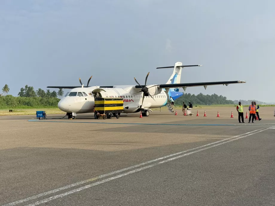 Malediwski samolot ATR-72 w Kooddoo GKK
