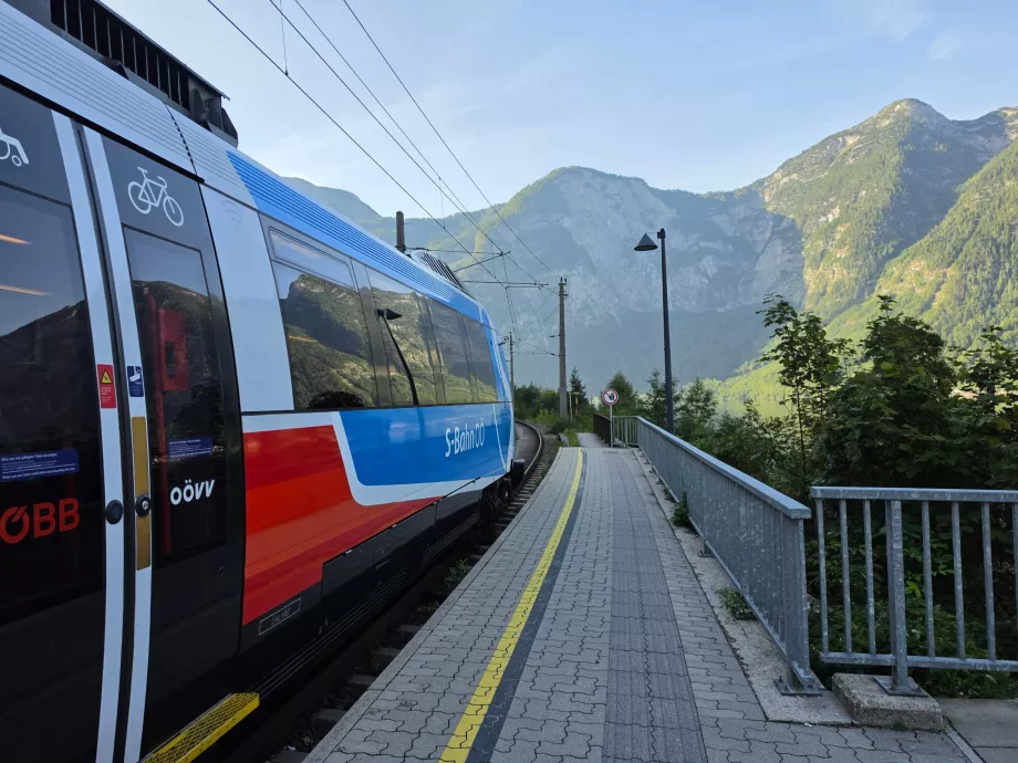 Pociąg na stacji kolejowej w Hallstatt