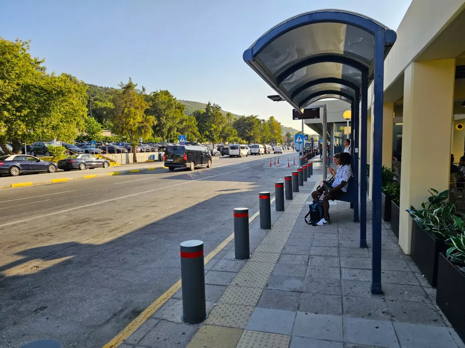 Przystanek autobusowy między terminalami
