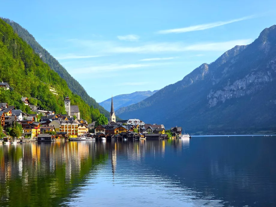 Widok na Hallstatt z przystanku autobusowego Lahn