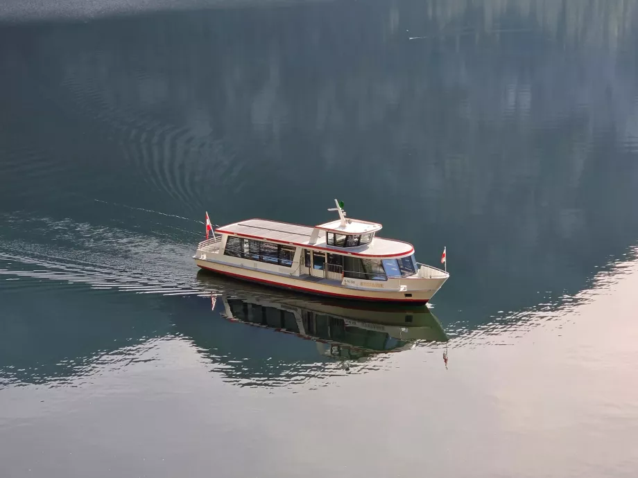 Łódź na jeziorze Hallstatt