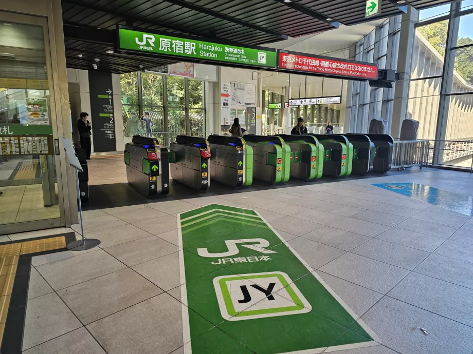 Bramki obrotowe umożliwiające dostęp do peronów kolejowych JR