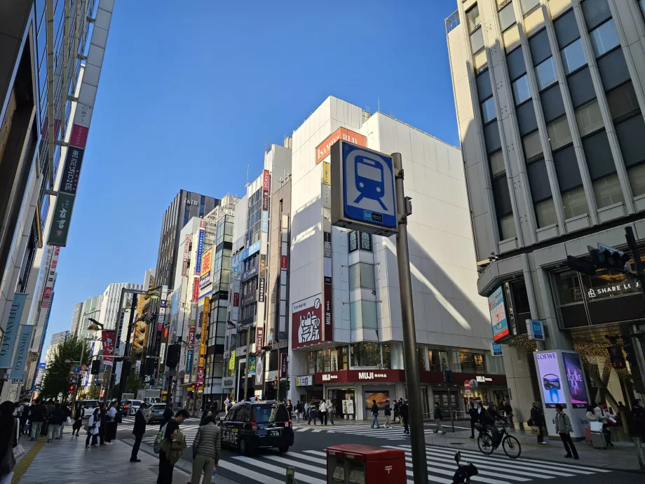 Shinjuku, oznaczający wejście na stację kolejową