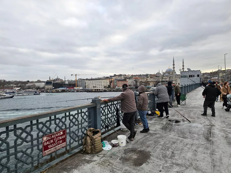Wędkowanie z mostu Galata