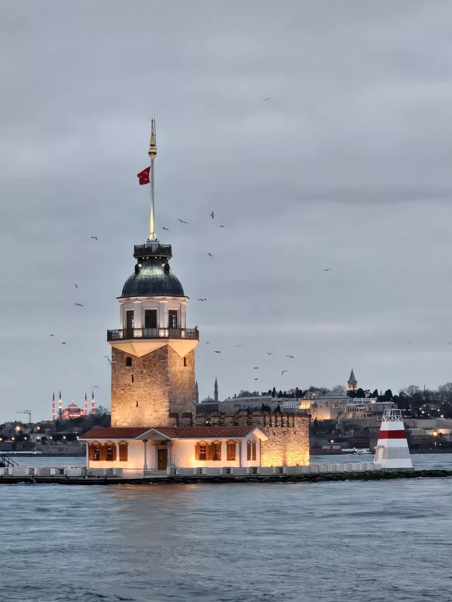 Maiden Tower wczesnym wieczorem