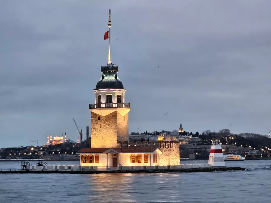 Maiden Tower wczesnym wieczorem