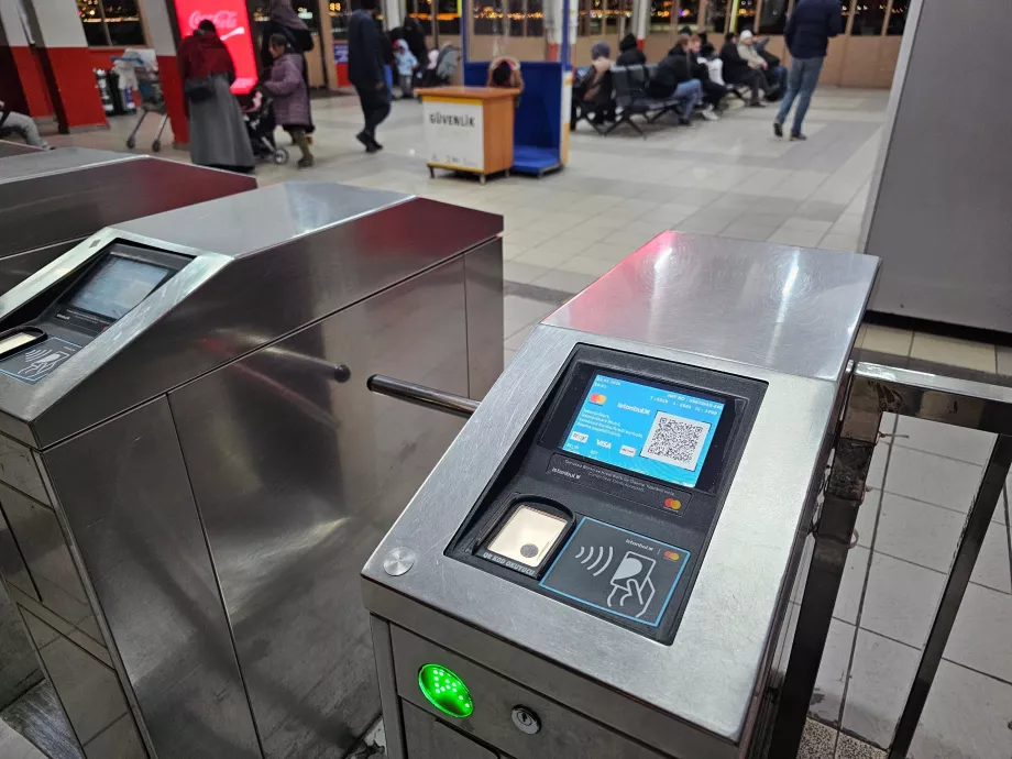 Płatność kartą lub Istanbulkart na promach