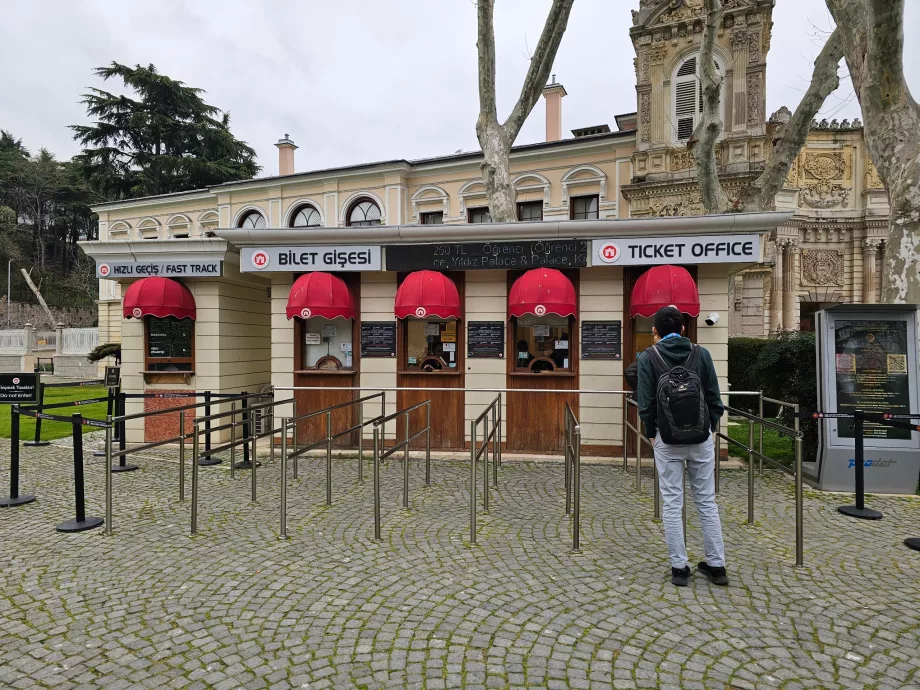 Główne wejście do pałacu Dolmabahce