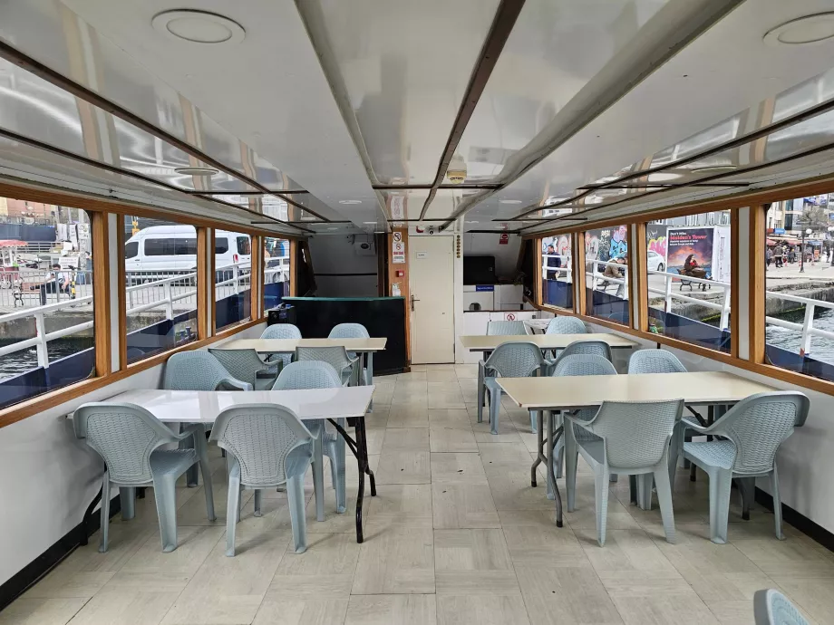 Wnętrze łodzi do Maiden Tower