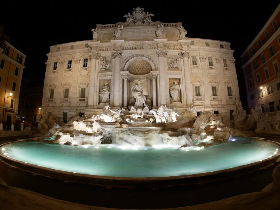 Fontanna di Trevi nocą