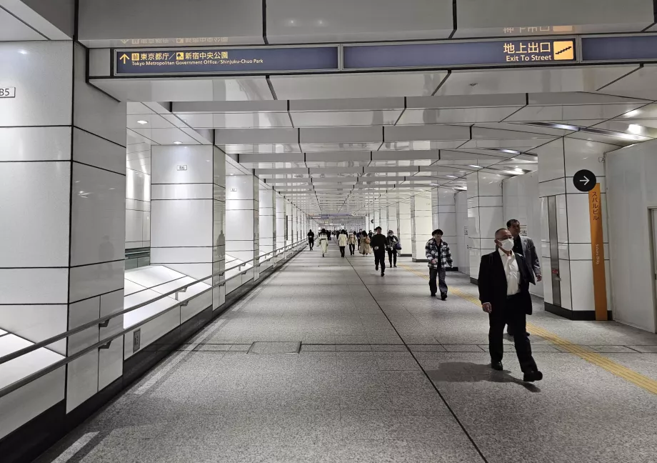 Podróż ze stacji Shinjuku do budynku rządu metropolitalnego Tokio