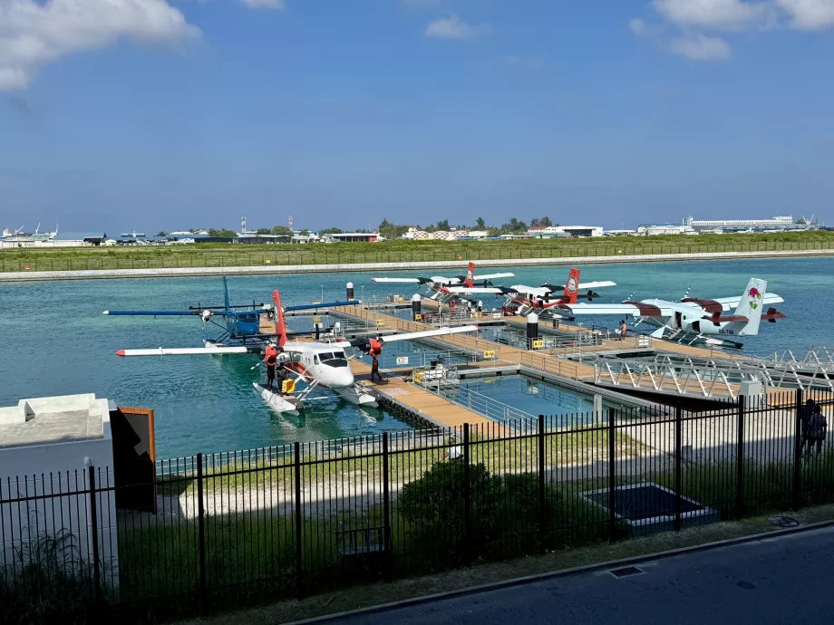 Samoloty morskie Trans Maldivian Airways widziane z poczekalni