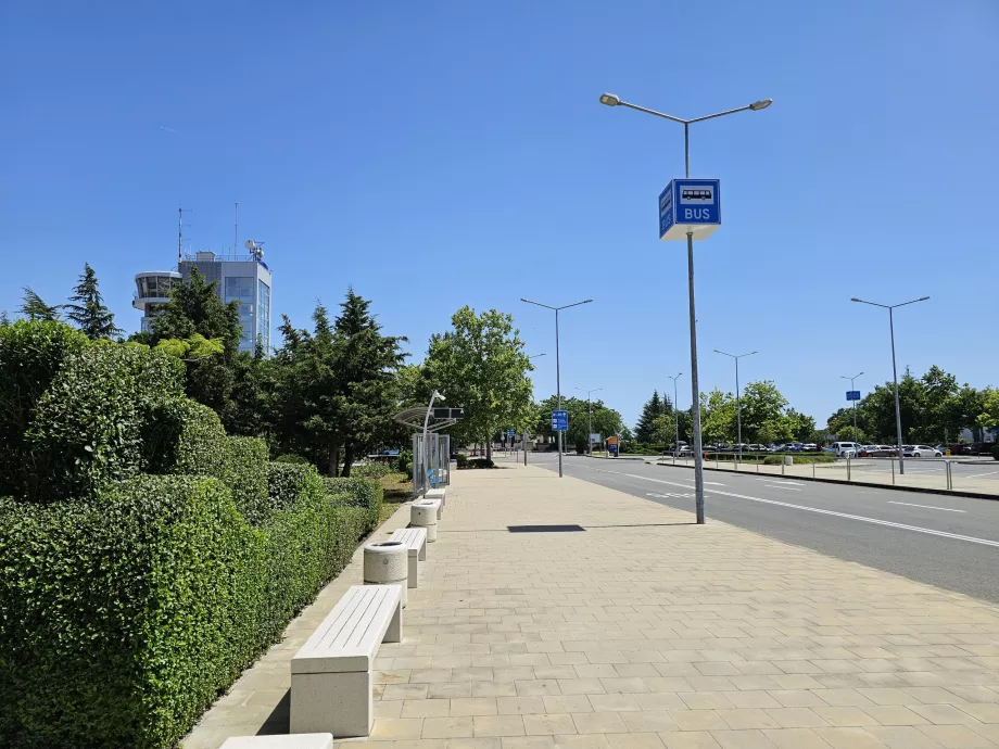 Przystanek autobusowy przy terminalu - linia 15 w kierunku Sarafovo, linia 15A w kierunku centrum Burgas.