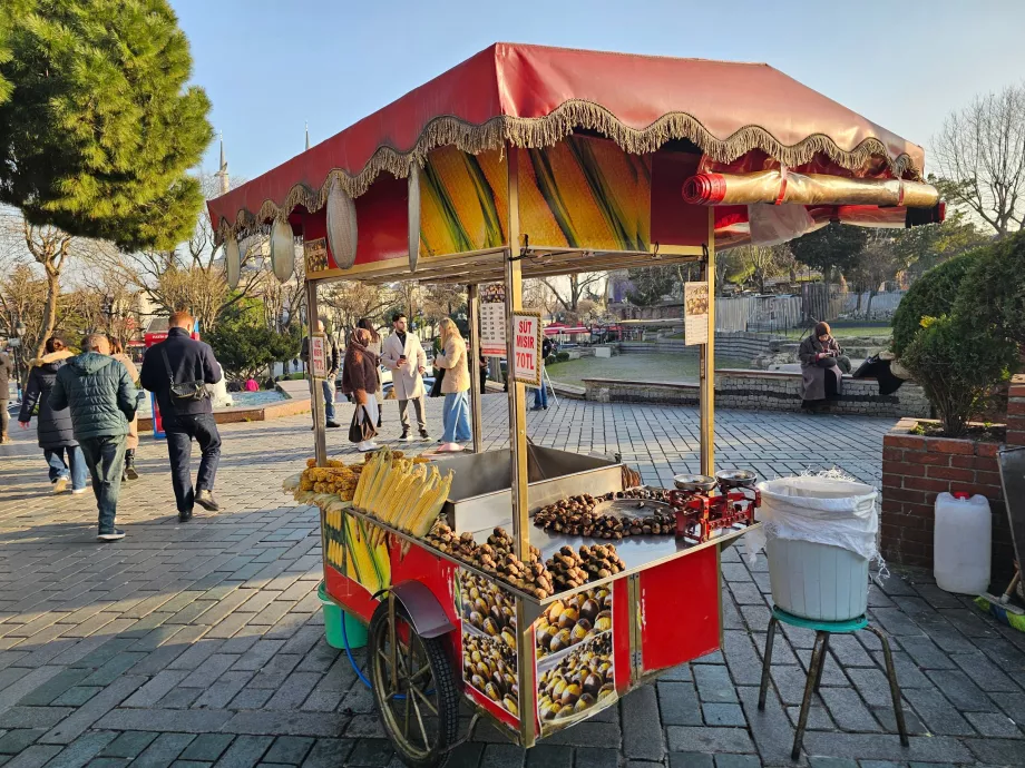 Stojak z kukurydzą i kasztanami