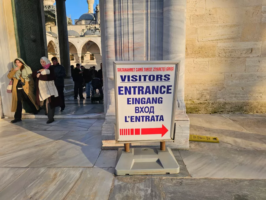 Błękitny Meczet, wejście dla turystów