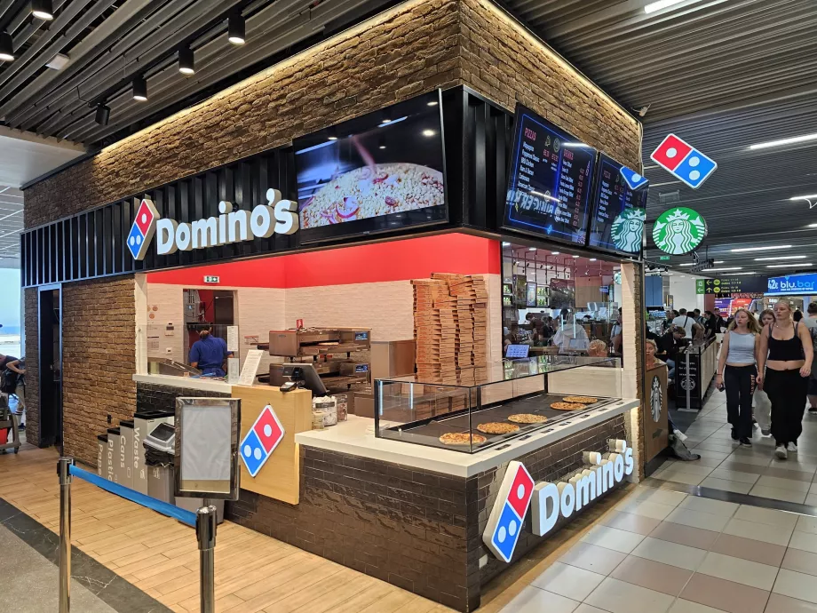 Domino's i Starbucks, strefa tranzytowa