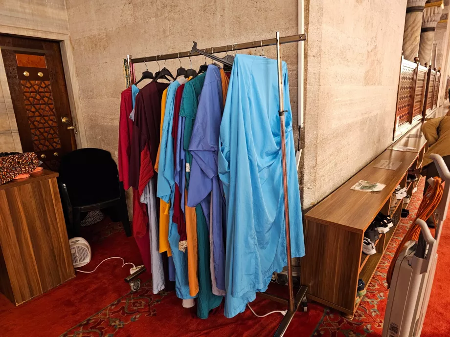 Meczet Sulejmana, wypożyczalnia szat