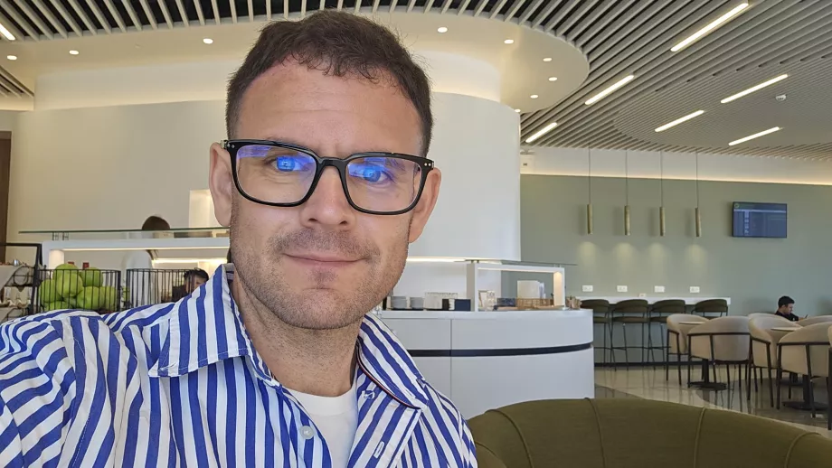 Christopher w Globair Handling Lounge, lotnisko Rodos