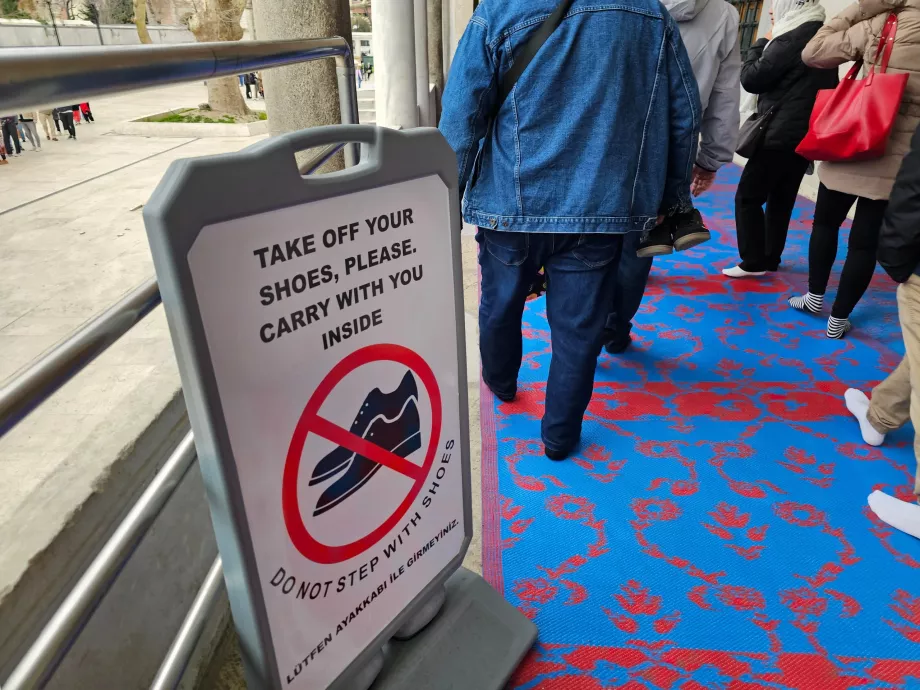 Błękitny Meczet, informacje o zdejmowaniu butów