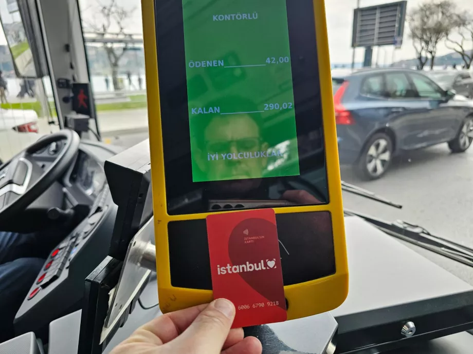 Płacenie za Istanbulkart w autobusie