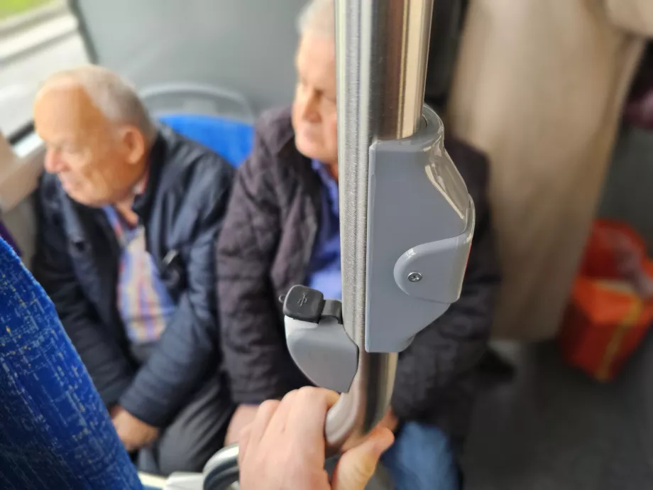 Porty USB i przycisk "Stop"