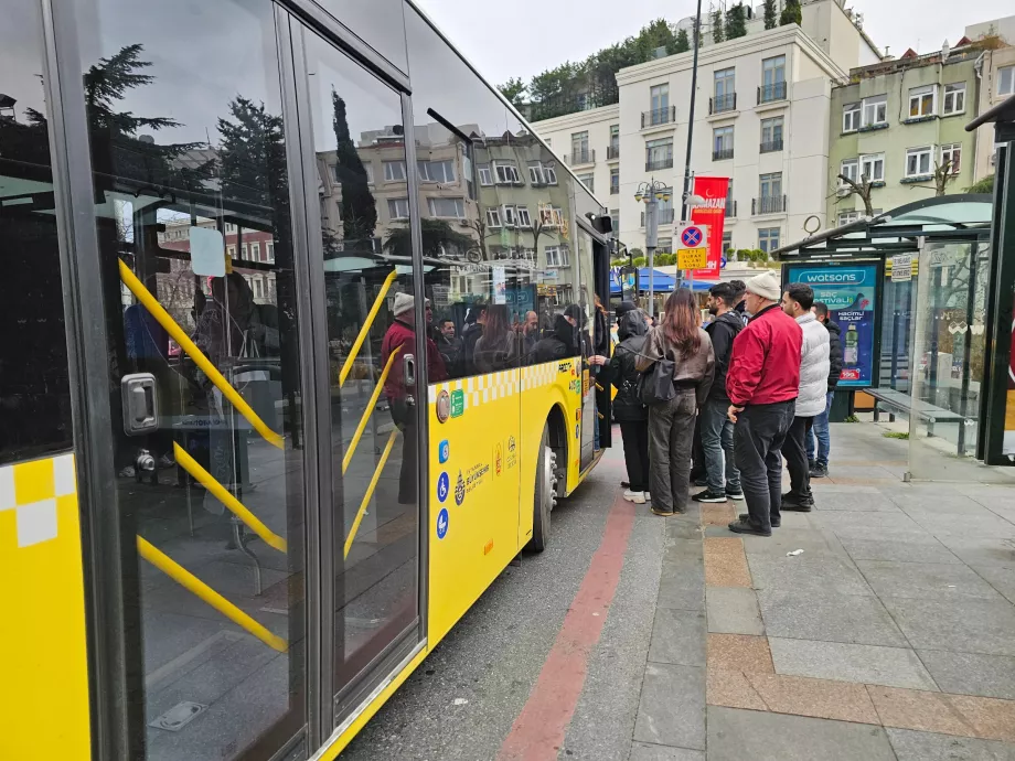 Wsiadanie do autobusu tylko przednimi drzwiami