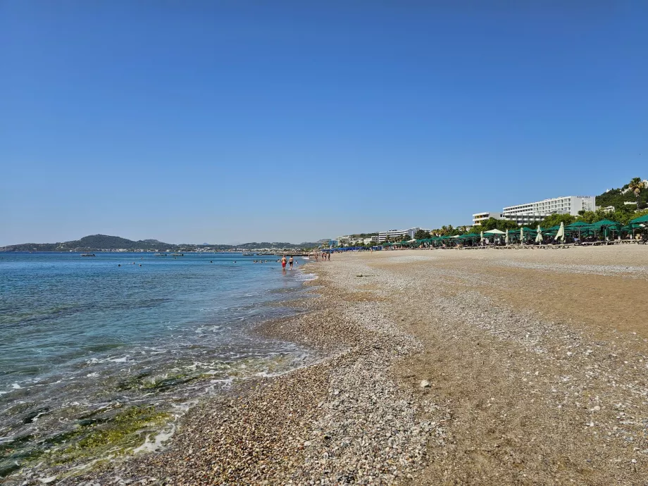 Główna plaża Faliraki na obrzeżach miasta
