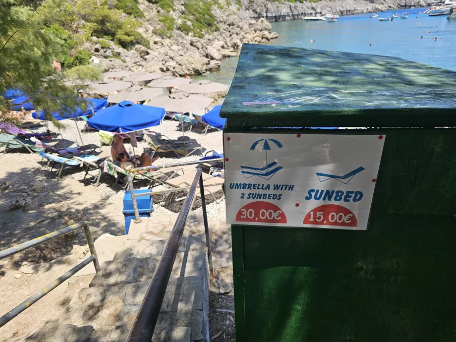 Ceny leżaków na plaży Anthony'ego Quinna
