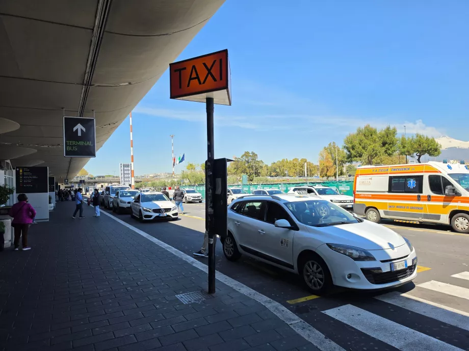 Postój taksówek przed terminalem