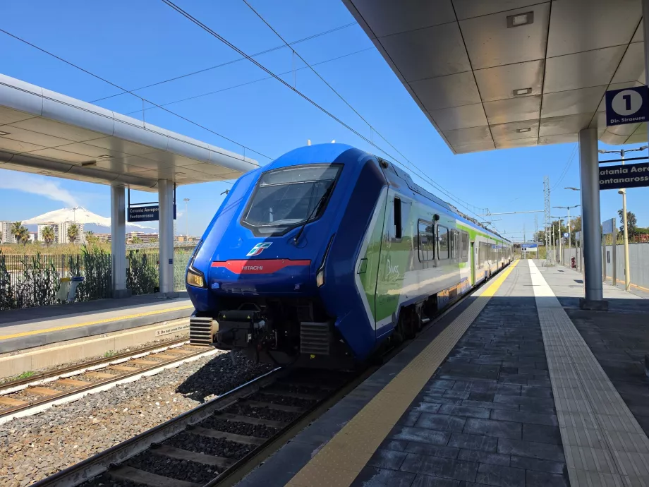 Pociąg Trenitalia na stacji w pobliżu lotniska