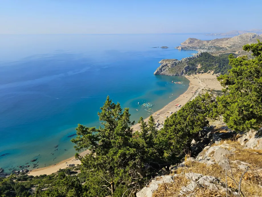 Widok z klasztoru Matki Boskiej na plaży Tsambika