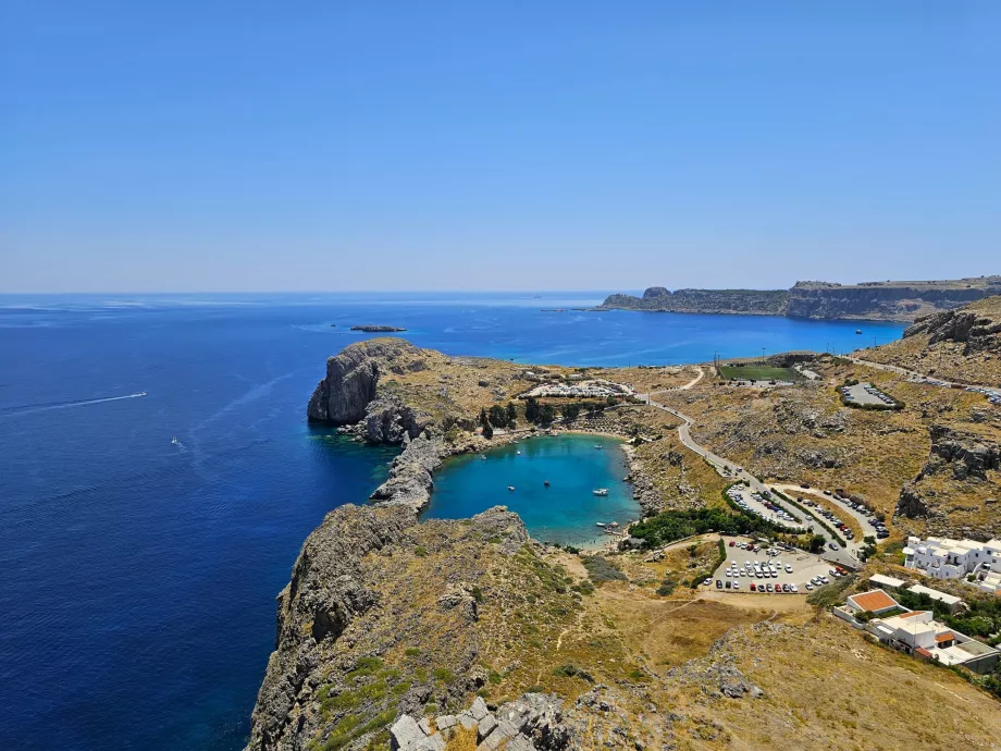 Widok na zatokę St. Paul z akropolu w Lindos