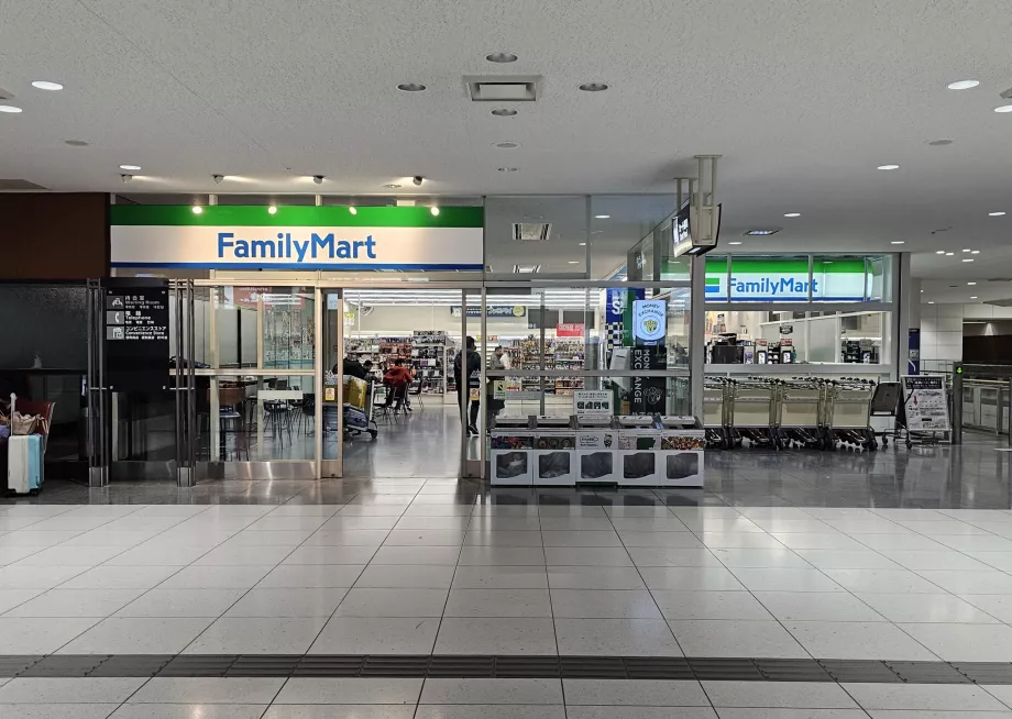 Family Mart przy peronie kolejowym