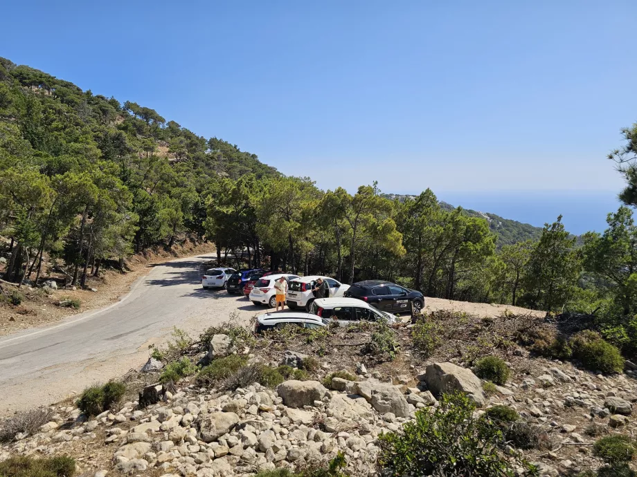 Parking przy zamku Monolithos