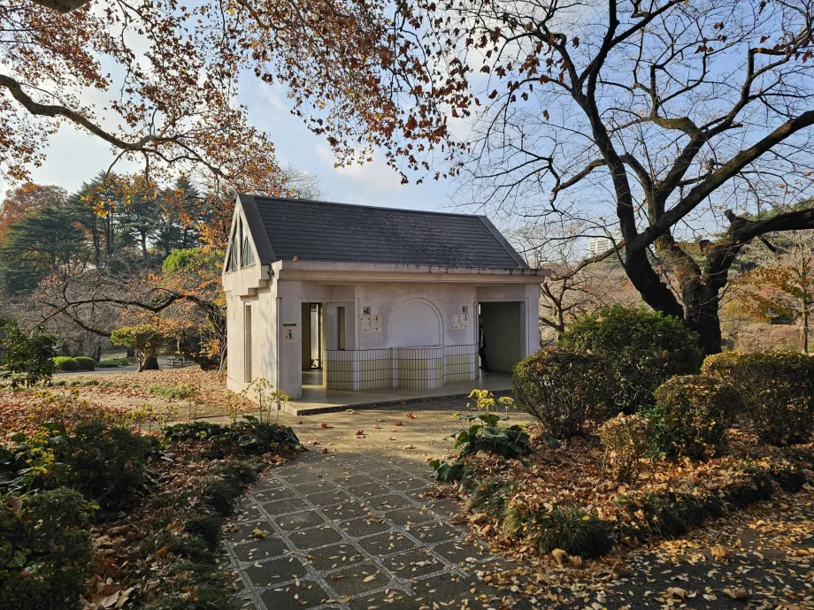 Ogród narodowy Shinjuku Gyoen, bezpłatna toaleta