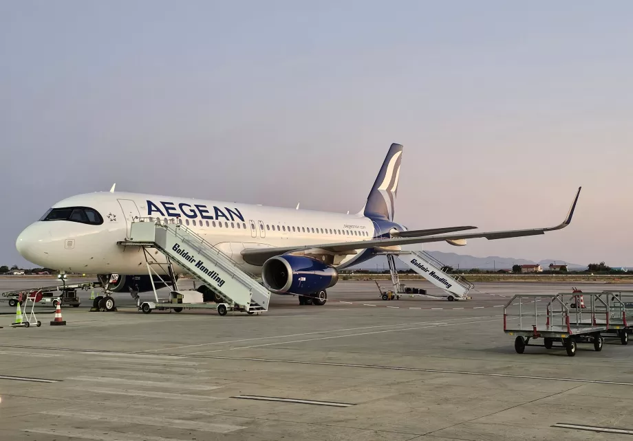 Airbus A320 na lotnisku Rodos