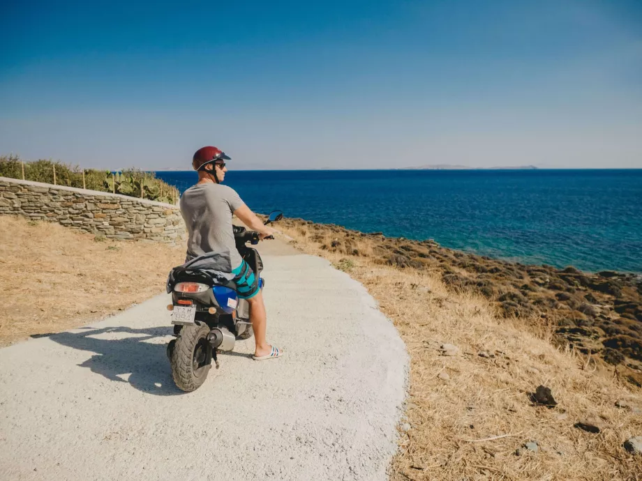 Tinos na skuterze